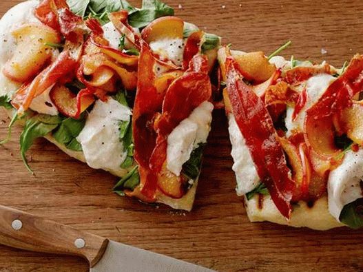 Fotka z misky - Letná pizza s broskyňami, syrom burrata, rukolou a grilovanou šupkou