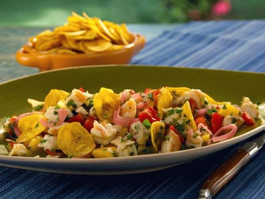 Fotka z misky - Ceviche z morského vlka a kreviet so serrano korením, mangom, údenými paradajkami a chrumkavými banánovými lupienkami