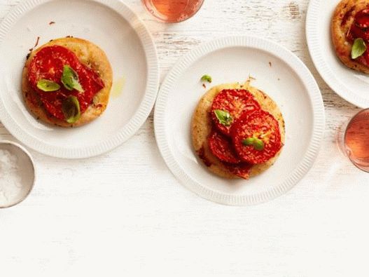 Fotka z misky - Pizzetti so salámom, paradajkami a bazalkou