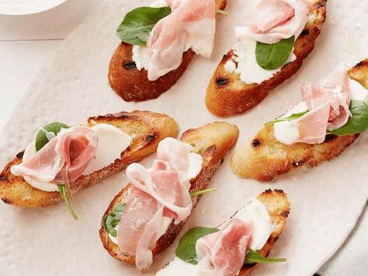 Fotka z misky - Bruschetta s figami, syrom ricottou a šunkou