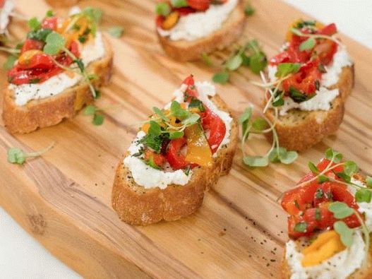 Fotka z misky - Bruschetta s pečeným korením a kozím syrom