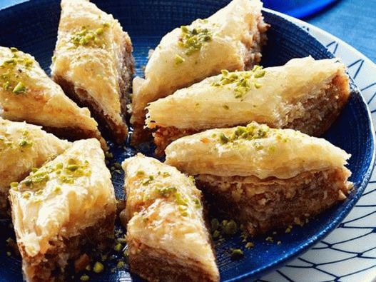 Grécka baklava z lístkového cesta s pistáciami