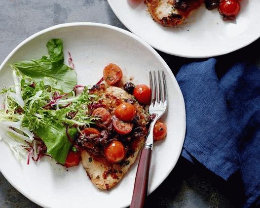 Kuracie prsia vyprážané na panvici s paradajkovou a olivovou omáčkou Kuracie prsia vyprážané na panvici s paradajkovou a olivovou omáčkou