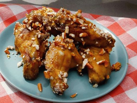 Údené kuracie krídla s omáčkou z horčicovej omáčky z medu Údené kuracie krídla s omáčkou z horčicovej omáčky z medu