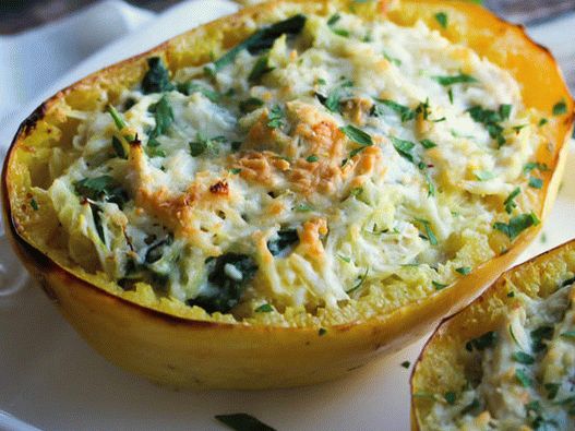 Špagety tekvica plnené kuracím mäsom, brokolicou a syrom Špagety tekvica plnené kuracím mäsom, brokolicou a syrom