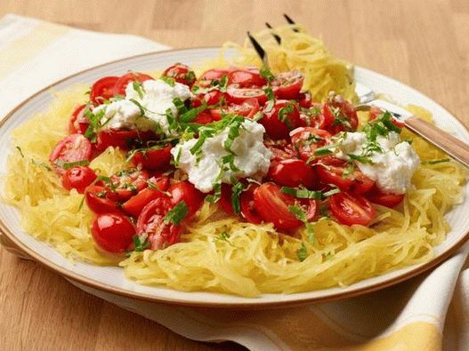 Fotografie z misky - tekvica špagety s čerstvými paradajkami a ricottou