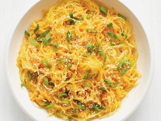 Fotografie z misky - tekvica špagety so zázvorom a zelenou cibuľkou