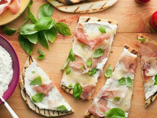 Talianska piadina tortilla so syrom a parmskou šunkou