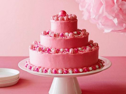 Foto misky - narodeninovú tortu s jasne ružovou maslovou polevou