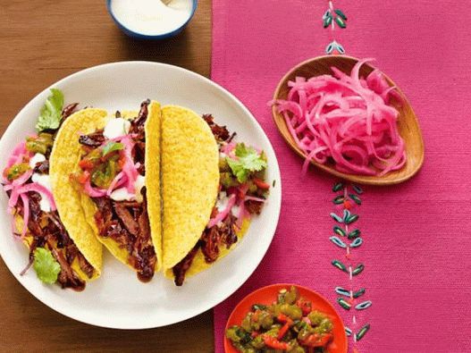 Tacos s rebrami dusenými v prístave s tromi druhmi chilli
