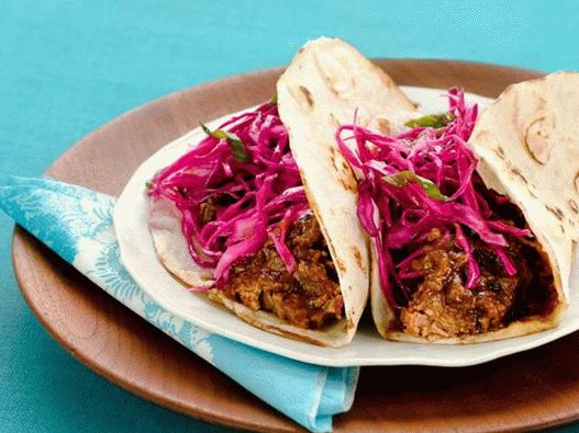 Tacos s duseným hovädzím mäsom a červenou kapustou