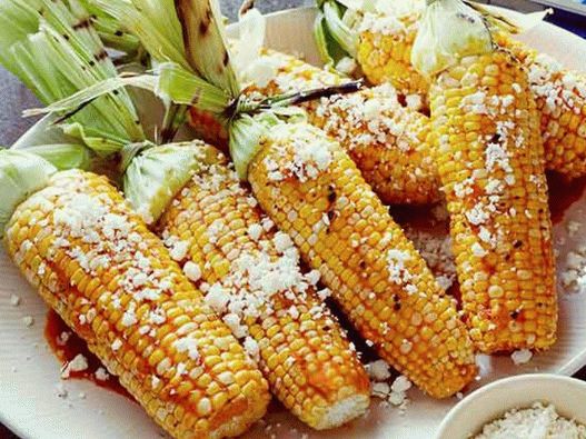 Fotka z misky - Grilovaná kukurica v masle s chilli, limetkou a syrom