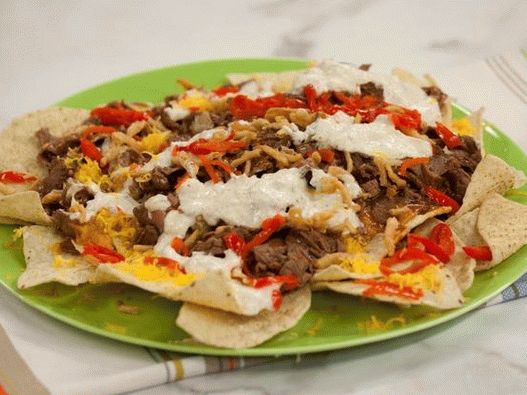 Fotka z misky - Nachos s pečeným hovädzím mäsom v barbecue omáčke