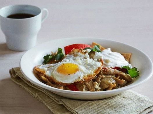 Fotka jedla - Chilakiles s kuracím mäsom a omáčkou physalis