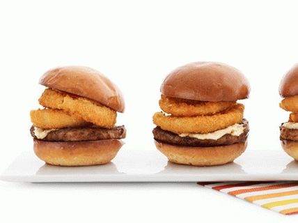 Foto mini hamburgery s cibuľovými krúžkami a smotanovým chrenom