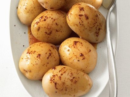Fotografie mladých zemiakov uvarených v ich koži