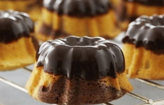 Foto mramorové muffiny s čokoládovou polevou
