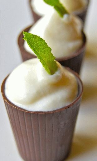 Foto pena s bielou čokoládou a mätou