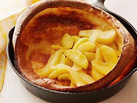 Fotografie nemecké palacinky v rúre s hruškami v sirupe