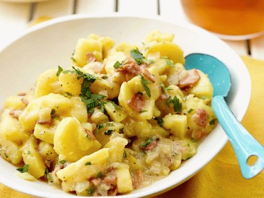 Foto nemecký zemiakový šalát - klasický