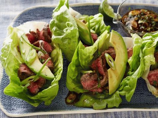 Foto nízkokalorické tacos (hovädzie mäso v šaláte)