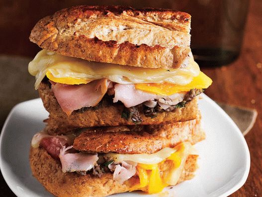 Fotka z focaccia panini so syrom brie a prosciutto