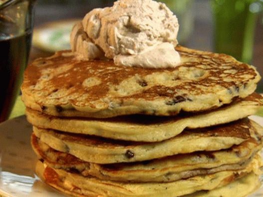 Fotka z palacinky v mlieku s čokoládovými lupienkami a šľahačkou so škoricou