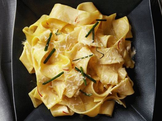 Fotka z Papardelle so šafranom na večeru pri sviečkach