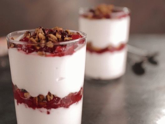 Fotka z Parfait s jogurtom, müsli a brusnicami
