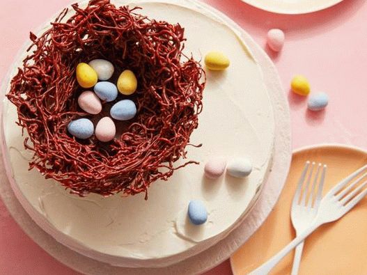 Foto veľkonočný koláč s vtáčím hniezdom a mini-vajcami