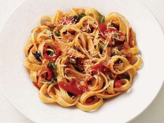 Fotka z fettuccine cestovín s kuracím mäsom a olivami