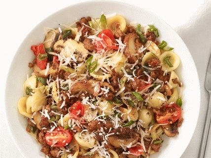Fotografia z orecchiette cestovín s pikantnou klobásou
