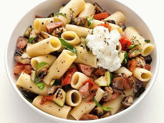 Fotografie z cestovín rigatoni s údenými párkami a baklažánom