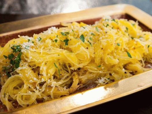 Foto pečené špagety tekvica s parmezánom a hľuzovkovým olejom