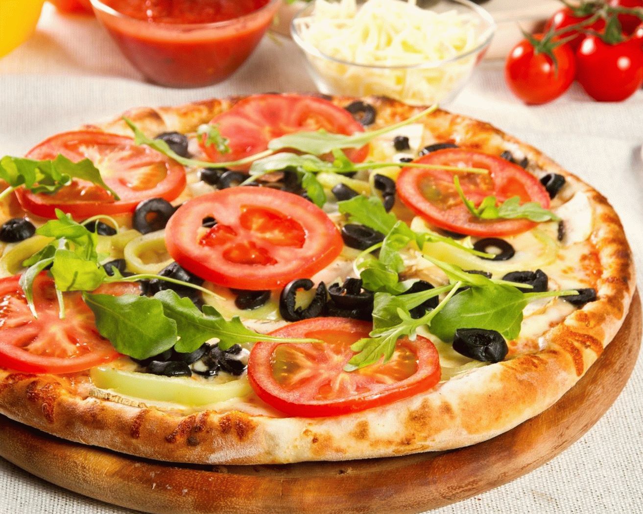 Pizza so zeleninou a syrom