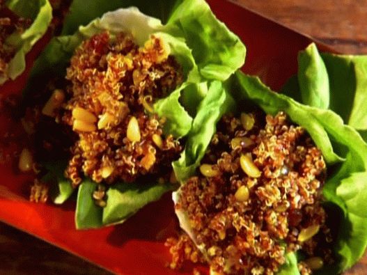 Fotka z quinoa pilaw na šaláte