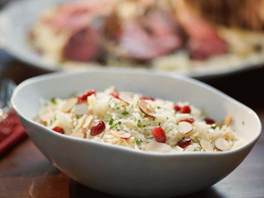 Foto pilaf s brusnicami a mandľami