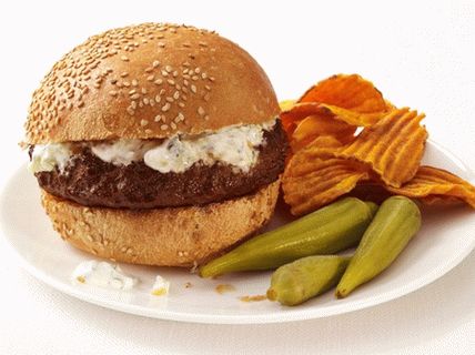 Photo Pikantné hamburgery s uhorkami a jogurtom
