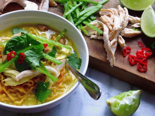 Photo Pikantná polievka z kokosového mlieka s kari a rezance