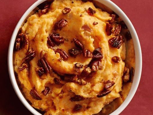 Fotografie zo sladkých zemiakových pyré s karamelovými orechmi
