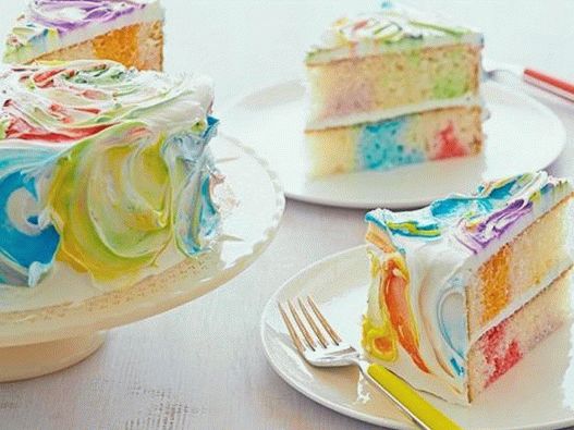 Fotografia z dúhového koláča s farebnou polevou