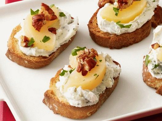 Toast s hruškou a nivou