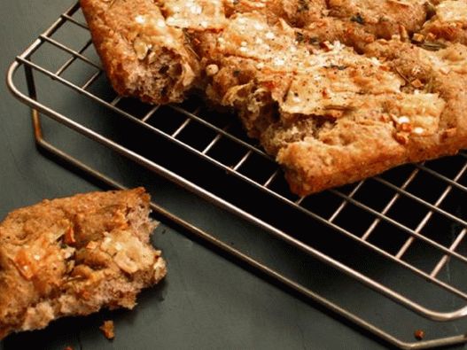 Viaczrnná focaccia s cesnakom a bylinkami