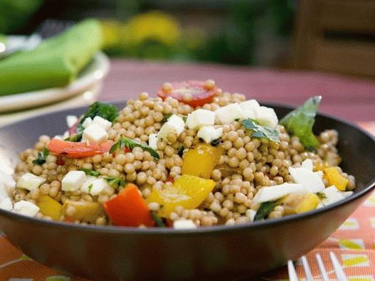 Fotografie z misky - izraelský kuskus (ptim) s grilovanou ratatouille, mozzarellou a francúzskym dresingom