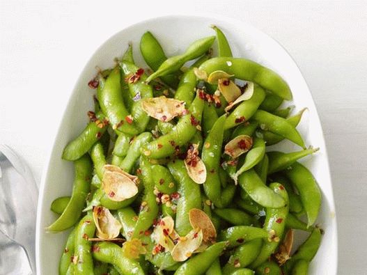 Sójové bôby Edamame v cesnakových strukoch
