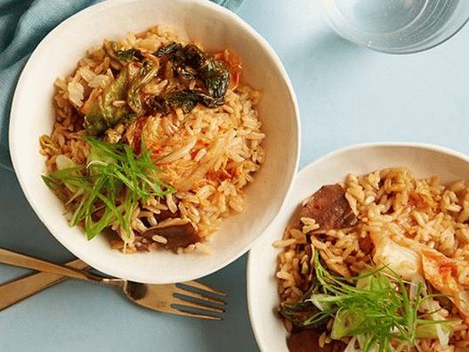 Hnedá ryža s hubami a kimchi