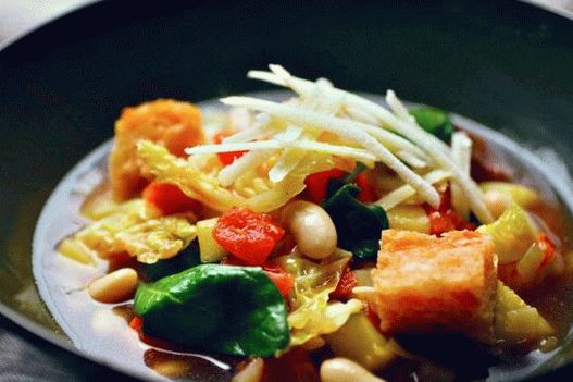 Zeleninová Ribollita s kapustou Savoy, špenátom a zelerom