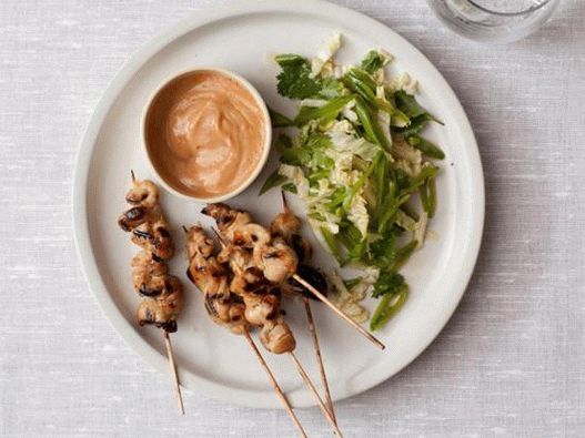 Kuracie satei s pikantnou arašidovou omáčkou