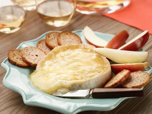 Teplý syr Brie s fuji jablkami, hruškami a toastmi z Melby