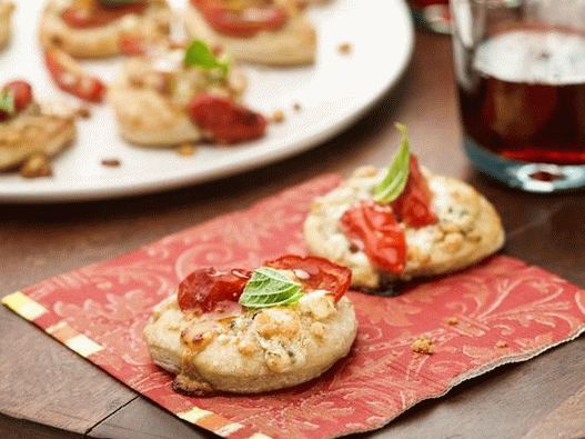 Pizza s gorgonzolou, paradajkami a bazalkou